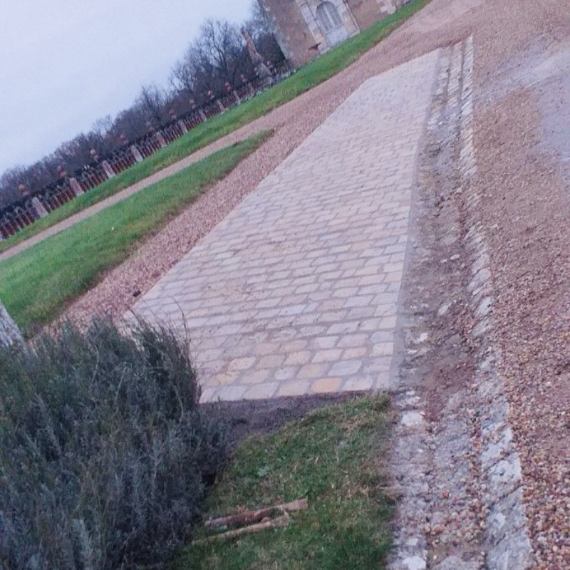 Transports Autreche Defeings Terrassement Tours Raffraichissement Dune Entree De Chateau Grace A La Pose De Paves Anciens Apres