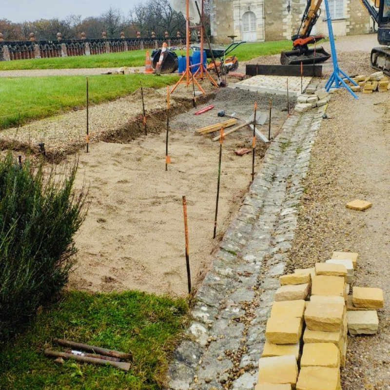 Transports Autreche Defeings Terrassement Tours Raffraichissement Dune Entree De Chateau Grace A La Pose De Paves Anciens Avant